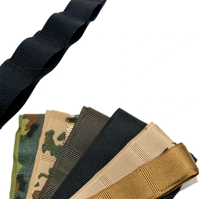 Hva er forskjellen mellom MOLLE og Webbing?